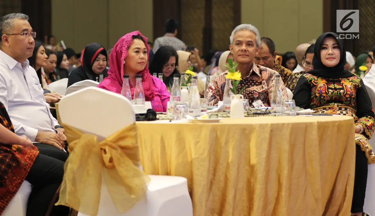Menteri Desa PDTT Eko Putro Sandjojo (kiri) bersama Gubernur Jateng Ganjar Pranowo (dua kanan) dan Co-Founder Wahid Fondation Yenny Wahid (dua kiri) saat menghadiri Forum Nusantara bersama UN Women, Jakarta, Jumat (8/2). (Liputan6.com/JohanTallo)