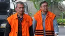 Dua tersangka Bupati Pakpak Bharat Remigo Yolando Berutu (kanan) dan Pelaksana Tugas Kadis PUPR Pakpak Bharat David Anderson Karosekali berjalan masuk akan menjalani pemeriksaan lanjutan di gedung KPK, Jakarta, Rabu (5/12). (Merdeka.com/Dwi Narwoko)