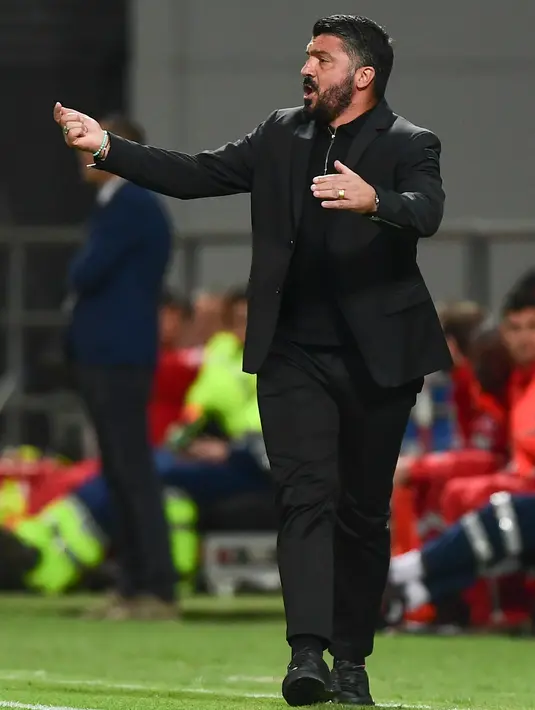 Pelatih AC Milan, Gennaro Gattuso mengintruksikan pemainnya melawan Sassuolo pada lanjutan Liga Italia di Stadion Mapei, Reggio Emilia (30/9). AC Milan menang telak 4-1 atas Sassuolo berkat gol Kessie, Suso dan Castillejo.  (AFP Photo/Miguel Medina)