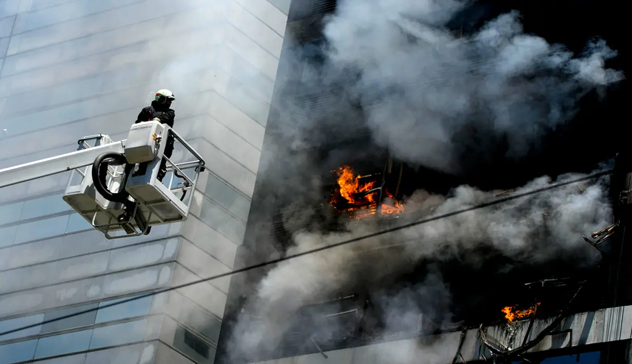 “Sebagai tindakan pencegahan, peringatan merah diaktifkan di semua rumah sakit di wilayah terdekat sambil menunggu kemungkinan perpindahan pasien,” tambah mereka.(AP Photo/Natacha Pisarenko)