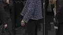 Park Seo-joon menghadiri peragaan busana Chanel untuk koleksi Fall-Winter 2023/24 di Paris Fashion Week, Selasa (7/3/2023). Park Seo Joon tengah hangat menjadi perbincangan lantaran fotonya debut di Instagram pribadi milik Jennie BLACKPINK @jennierubyjane. (Scott Garfitt/Invision/AP)