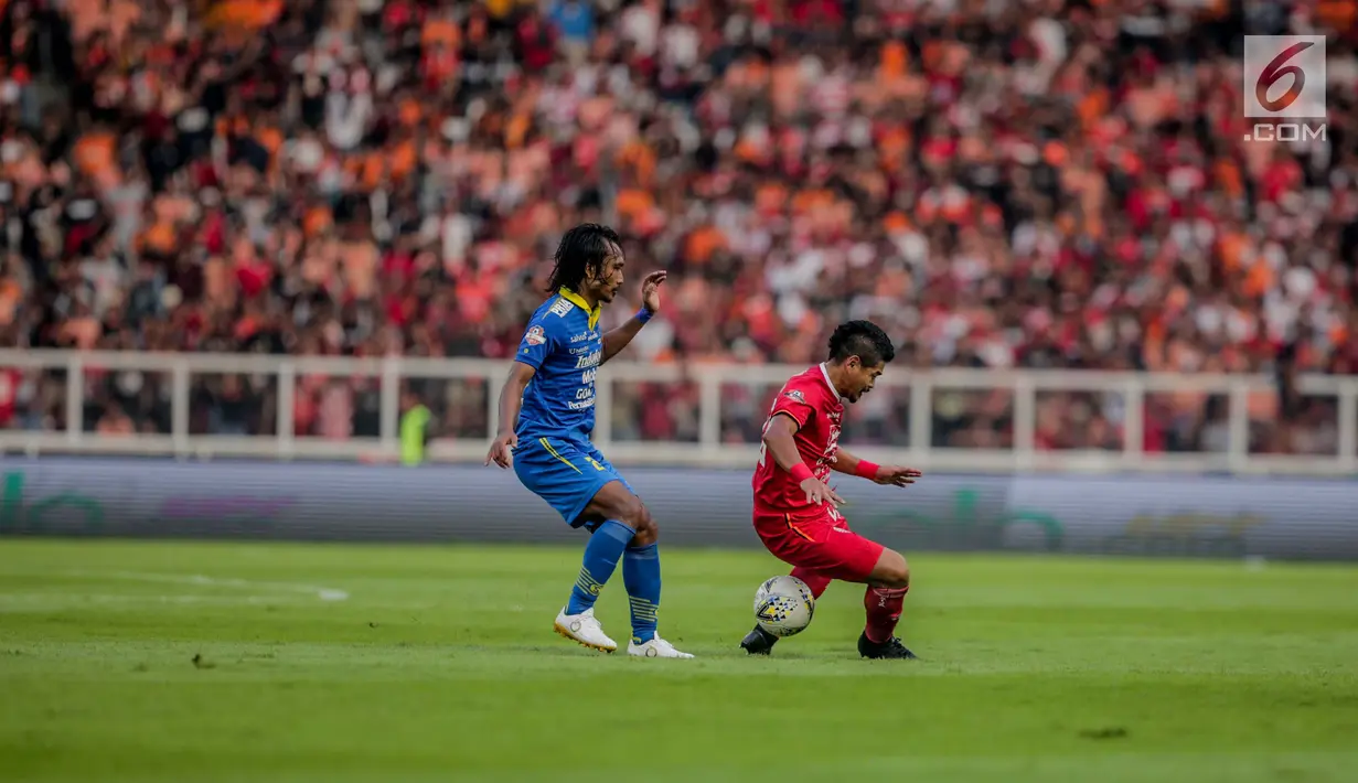 Penyerang Persija Jakarta Bambang Pamungkas berusaha menggiring bola dari kawalan pemain Persib Bandung Hariono dalam laga pekan kedelapan Shopee Liga 1 2019 di Stadion Utama Gelora Bung Karno, Senayan, Jakarta, Rabu (10/7/2019). Persija dan Persib bermain imbang 1-1. (Liputan6.com/Faizal Fanani)