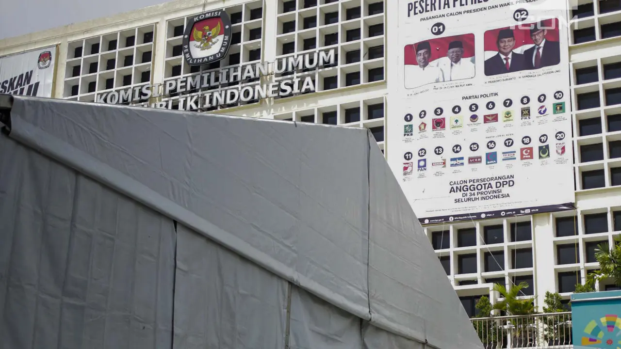Polisi dan Tentara Bersenjata Lengkap Jaga Kantor KPU