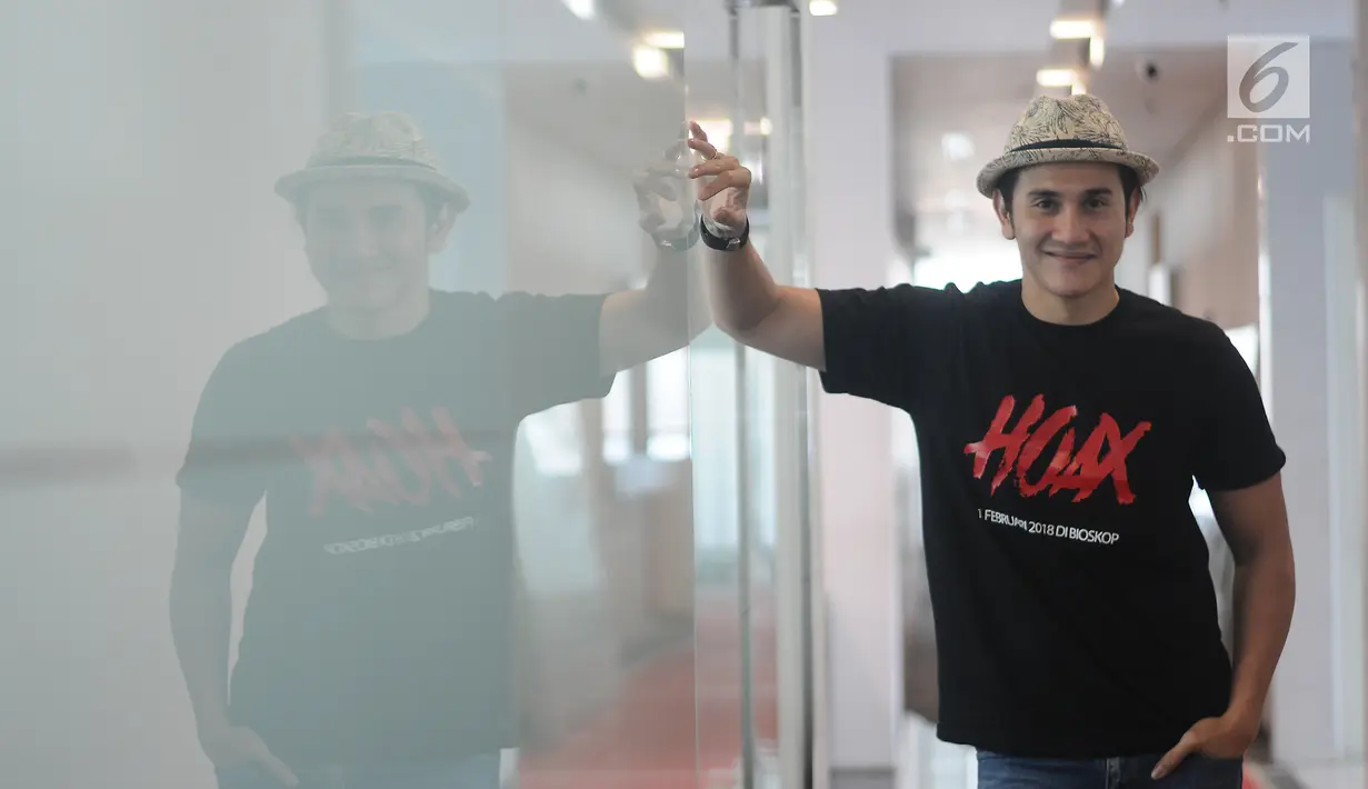 Aktor Vino Bastian bergaya saat sesi foto di kantor Liputan6.com di SCTV Tower, Jakarta, Selasa (1/30). Dalam film yang berjudul Hoax ini, Vino Bastian sebagai Ragil. (Liputan6.com/Fatkhur Rozaq)