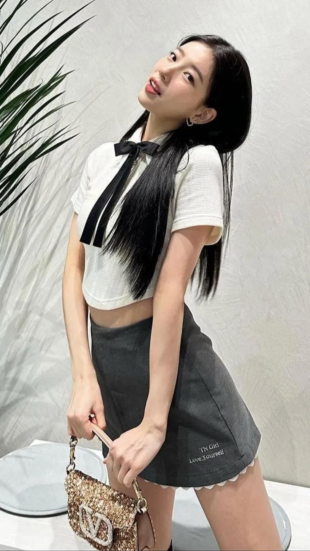 Menurut kpopstarz.com, kekayaan bersih Suzy pada 2023 mencapai USD 30 juta atau sekitar Rp 476,17 miliar. Pada bulan Juli, Suzy disebut sebagai aktris Korea Selatan dengan bayaran tertinggi kelima.&nbsp;