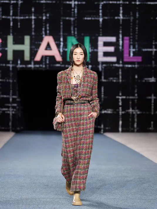 Virginie Viard, selaku Creative Director rumah mode Chanel, memadukan material tweeds warna-warna cerah, dari pink, turquoise, hingga ungu ke dalam jajaran warna musim gugur yang elegan.  (Foto: dok Chanel)