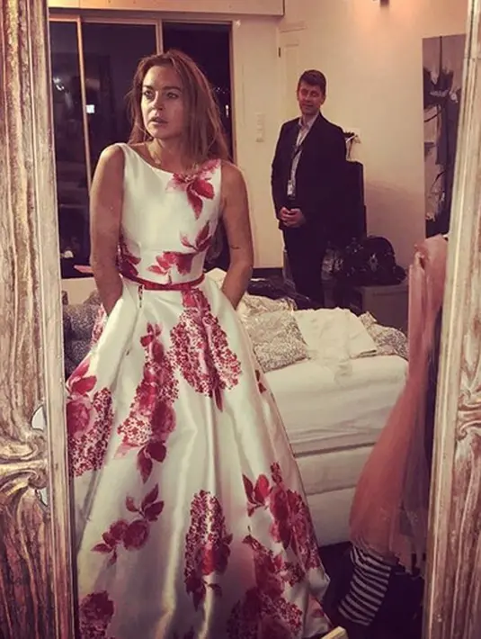 Lewat sebuah foto yang diunggah di akun Instagram, Lindsay yang terlihat dalam foto itu mengenakan dress panjang bermotif bunga berada di depan sebuah cermin. Di keterangan foto ia mengucapkan selamat ramadhan. (Instagram/lindsaylohan)