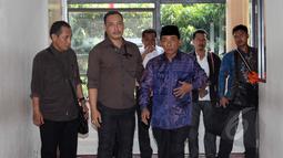 Mantan Bupati Bangkalan, Fuad Amin saat menuju ruang sidang Pengadilan Tipikor, Jakarta, Senin (25/5/2015). Dipersidangan, Fuad Amin meminta kepada majelis hakim untuk dapat menyesuaikan waktu sidang dengan kondisi penyakitnya. (Liputan6.com/Helmi Afandi)