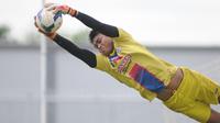 Aksi Kurnia Meiga saat berlatih di Arema. (Bola.com/Iwan Setiawan)