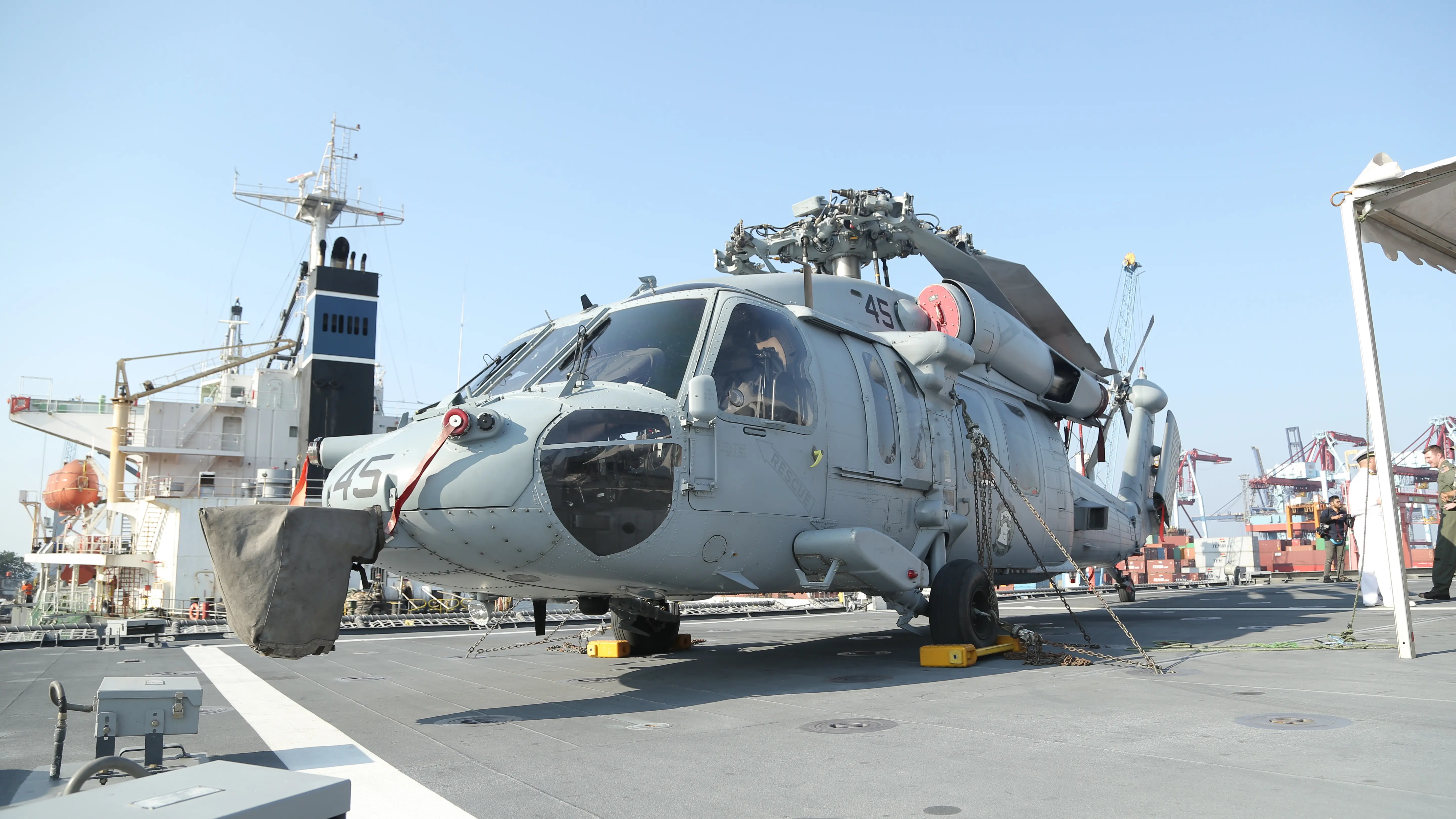 Sikorsky MH-60 Knighthawk di USS Coronado (Gempur M Surya/Liputan6.com)