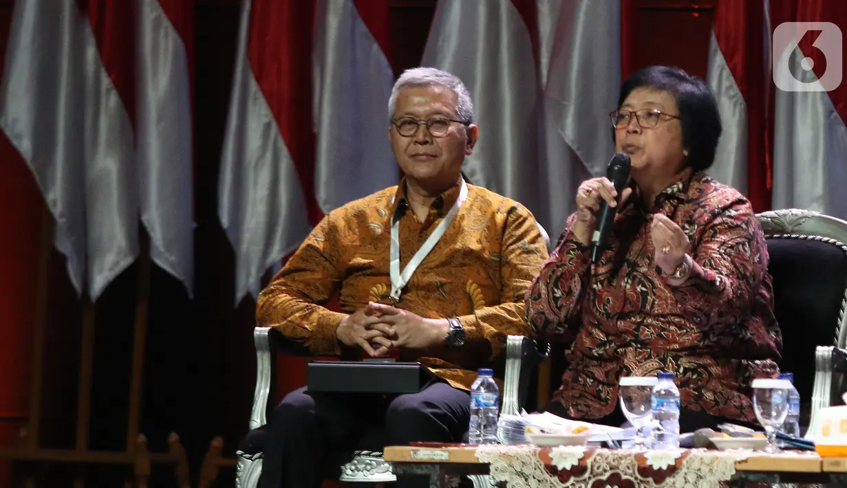 Menteri LHK Siti Nurbaya (kanan) memberikan paparan dalam diskusi panel VII Rakornas Indonesia Maju antara Pemerintah Pusat dan Forum Koordinasi Pimpinan Daerah (Forkopimda) di Bogor, Jawa Barat, Rabu (13/11/2019). Panel VII itu membahas transformasi ekonomi II. (Liputan6.com/Herman Zakharia)
