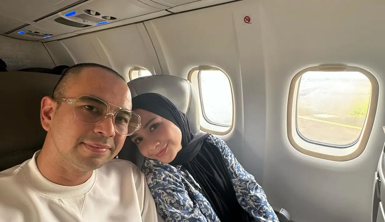 Ia kenakan setelan piyama mahal dari Victoria Beckham biru seharga Rp6,7jutaan dan Rp5,1jutaan [@raffinagita1717]