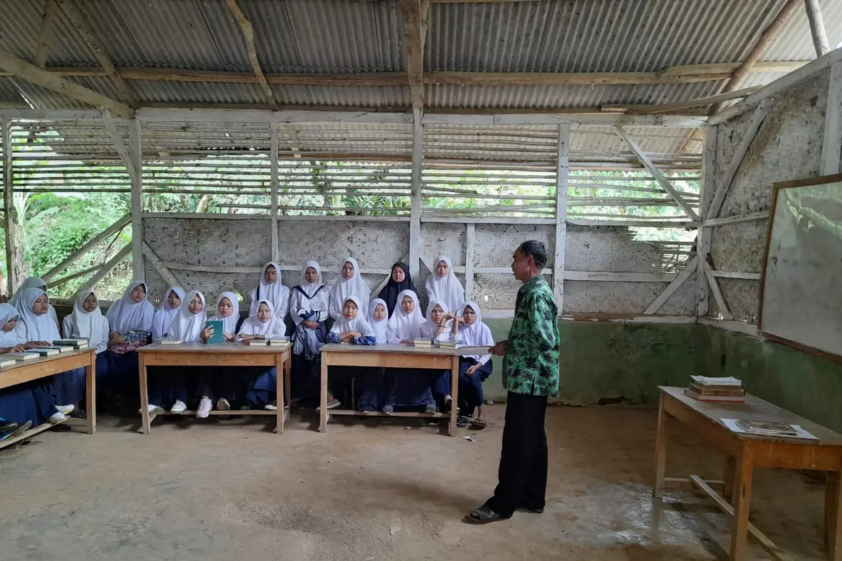 Salah satu contoh kerusakan ruang kelas Sekolah Dasar (SD) dengan ketegori berat di Garut, Jawa Barat, yang harus segera mendapatkan pembangunan dari pemerintah. (Liputan6.com/Jayadi Supriadin)