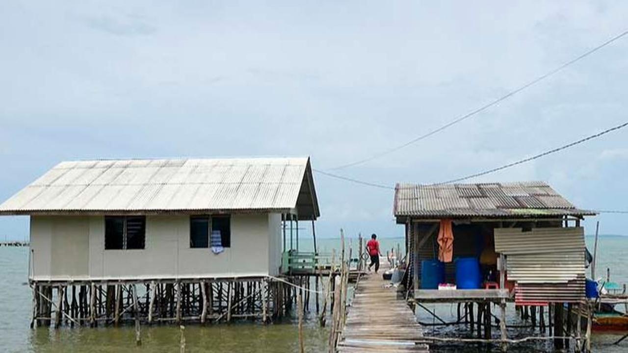 Sebagian besar dari mereka bermata pencaharian sebagai nelayan yang menangkap ikan kakap segar, udang, dan teripang.
