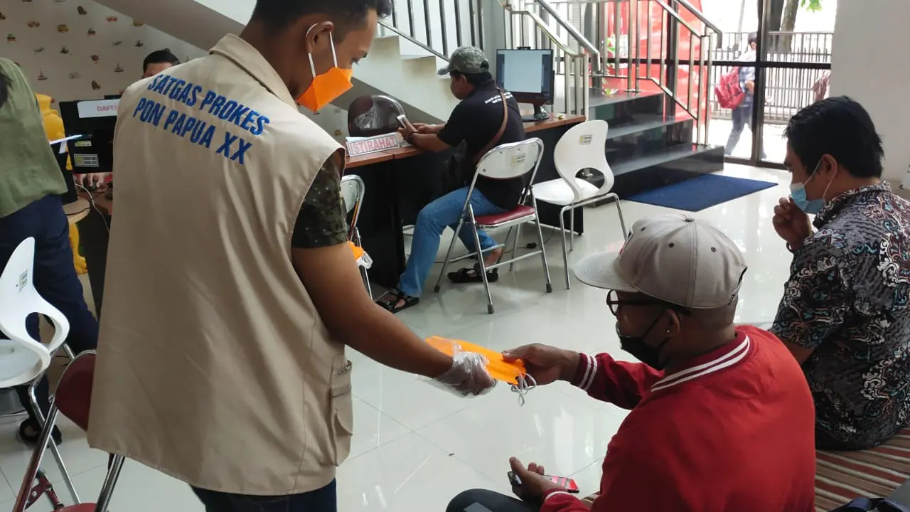 Satgas Prokes PON XX Papua Bagi-Bagi Masker
