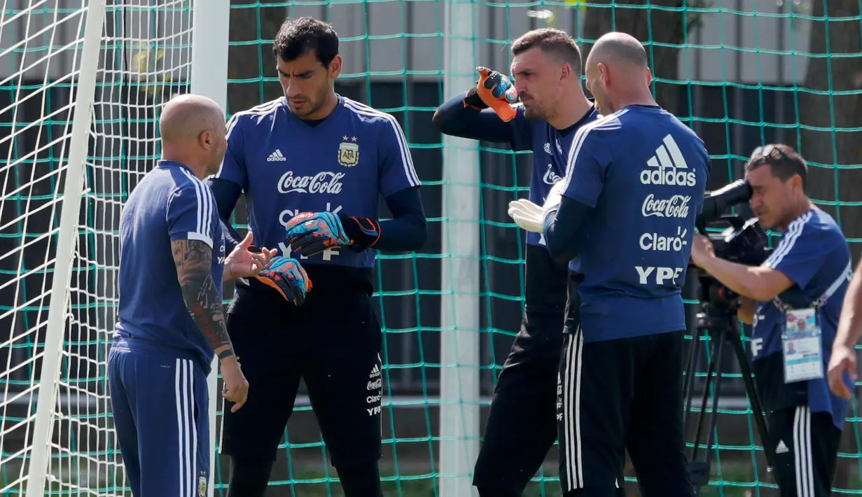 Pelatih Argentina, Jorge Sampaoli (kiri) berbicara kepada kiper Nahuel Guzman, Franco Armani, dan Wilfredo Caballero saat sesi latihan jelang menghadapi Prancis pada 16 besar Piala Dunia 2018 di Bronnitsy, Rusia, Jumat (29/6). (AP Photo/Ricardo Mazalan)