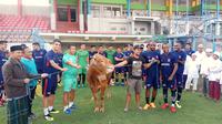 Madura United berkurban. (Bola.com/Aditya Wany)