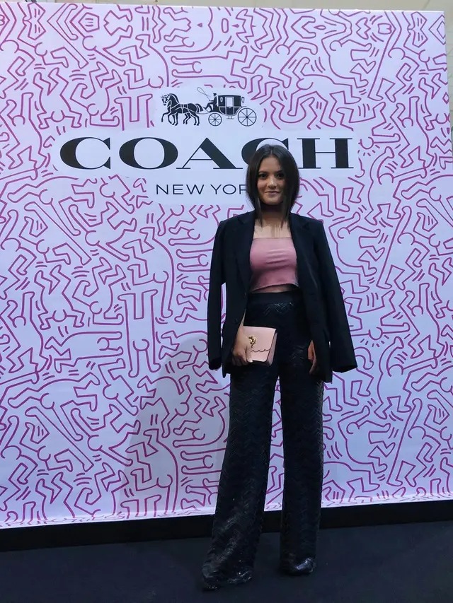 [Bintang] Gaya Kasual Sampai Glamor, Ini Pilihan Outer Favorit Marsha Aruan