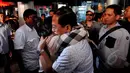 Suasana haru menyelimuti konferensi pers yang digelar Mantan Wali Kota Makassar, Ilham Arief Sirajuddin, Jakarta, Selasa (12/5/2015). Hakim tunggal Upiek Kartikawati mengabulkan gugatan praperadilan yang diajukannya. (Liputan6.com/Andrian M Tunay)