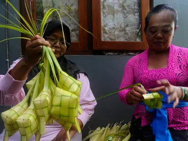 Warga Bali membantu membuatkan kulit ketupat bagi umat Islam yang akan merayakan Lebaran Idul Fitri di kawasan Perumahan Pondok Kampial {ermai, Nusa Dua, Bali, Jumat (21/04/2023).  Momen Idul Fitri dimanfaatkan warga untuk saling tolong menolong sebagai semangat toleransi beragama.
(merdeka.com/Arie Basuki)