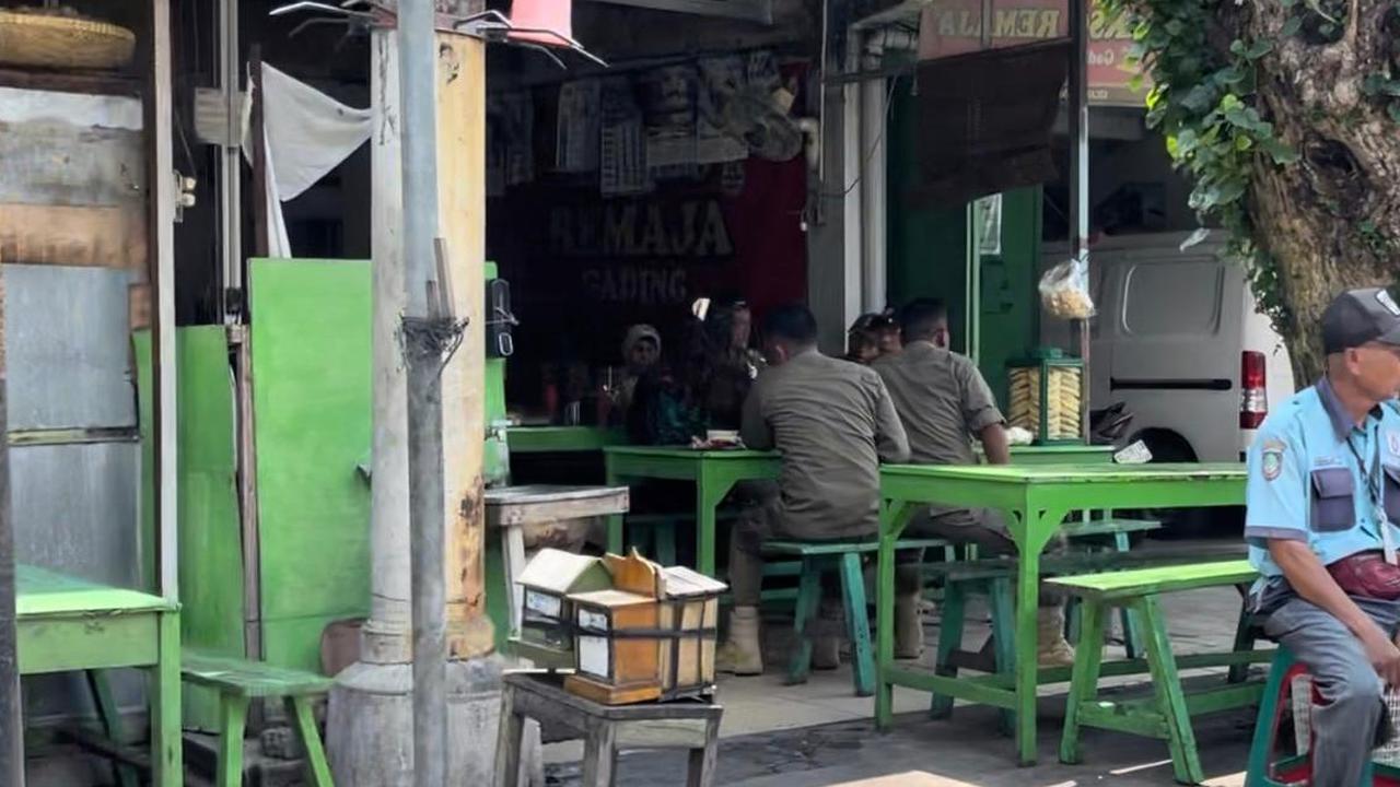 Satpol PP Tutup Warung Bakso Remaja Gading Solo, Karena Dugaan Mengandung Bahan Tidak Halal