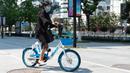Warga mengendarai sepeda listrik untuk layanan berbagi kendaraan di Distrik Fancheng di Kota Xiangyang, Provinsi Hubei, China tengah (24/4/2020). Seiring meredanya pandemi COVID-19, perusahaan-perusahaan layanan berbagi sepeda di kota tersebut bertahap memulai kembali bisnisnya. (Xinhua/Xie Jianfei)