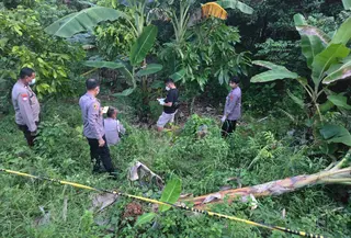 Saat ditemukan, kondisi jenazah korban sudah mengenaskan dengan sejumlah bagian tubuh mulai membusuk hingga nyaris tinggal tulang belulang. (Liputan6.com/Fauzan)