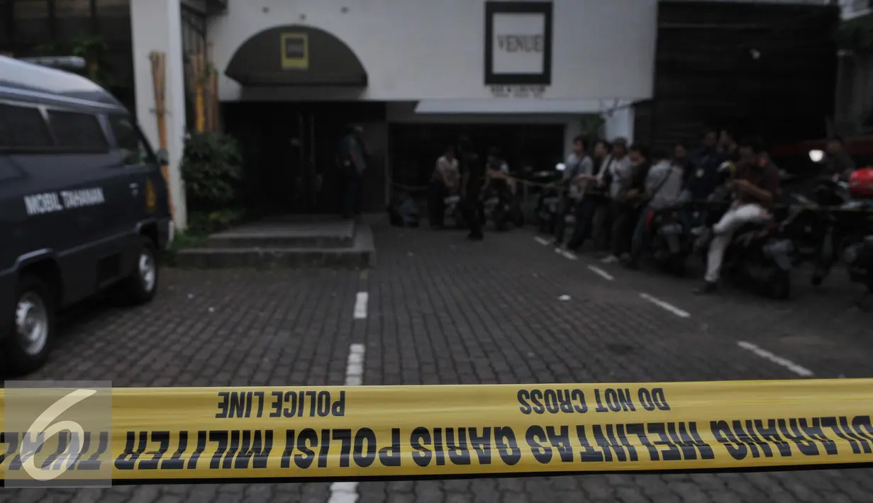 Tempat hiburan yang menjadi lokasi pembunuhan dari aktivis Jopi Peranginangin, Kemang, Jakarta, Kamis (11/06/2015). Proses rekonstruksi tersebut terdiri dari 31 reka adegan yang diperankan oleh tersangka dan saksi-saksi. (Liputan6.com/Andrian M Tunay)