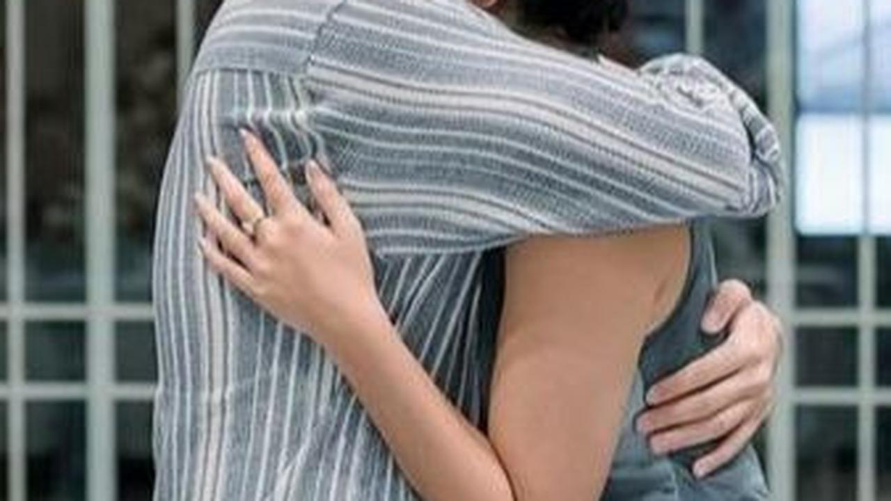 Kolom komentar dipenuhi doa untuk Rendi. Glenca menjadi salah satu yang pertama mengucapkan selamat, mengakui keberuntungannya memiliki Rendi.