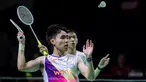 Pebulu tangkis ganda putra Indonesia, Nikolaus Joaquin/Raymond Indra berusaha mengembalikan kok ke arah pasangan Prancis, Eloi Adam/Leo Rossi dalam laga babak 32 besar Indonesia Masters 2026 di Istora, Senayan, Jakarta, Selasa (20/01/2026). (Bola.com/Bagaskara Lazuardi)