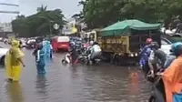 Banjir menggenangi Jalan Sultan Alauddin hingga menyebabkan kemacetan panjang. (Ist/ @masabaperki)