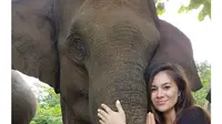 6 Gaya Liburan Wulan Guritno di Bali, Dari Santai di Pantai Hingga Bertemu Gajah (sumber: Instagram.com/wulanguritno)