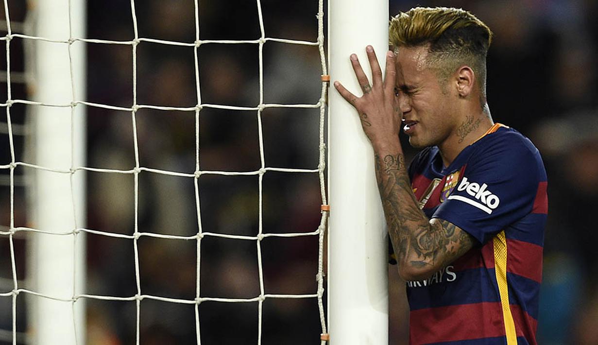 Penyerang Barcelona, Neymar, tampak kecewa usai takluk dari Valencia pada laga La Liga Spanyol di Stadion Camp Nou, Barcelona, Minggu (17/4/2016). Barca kini harus kembali fokus menghadapi lima laga sisa pada musim ini. (AFP/Lluis Gene)