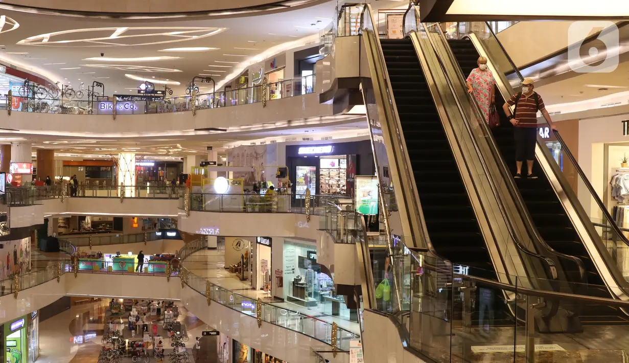 Pengunjung turun menggunakan eskalator di Lippo Mall Kemang, Jakarta, Jumat (2/7/2021). Menjelang PPKM Darurat Jawa-Bali yang berlaku mulai tanggal 3 - 20 Juli 2021, pusat perbelanjaan akan menutup operasional gedung. (Liputan6.com/Angga Yuniar)