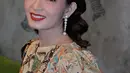 Riasan Selvi Ananda pun terlihat bold dengan lipstik merah dan rambut wavy yang menawan [@mel_ahyar]