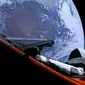 Elon Musk mengirim Tesla Roadster miliknya ke luar angkasa(screenshot Youtube)