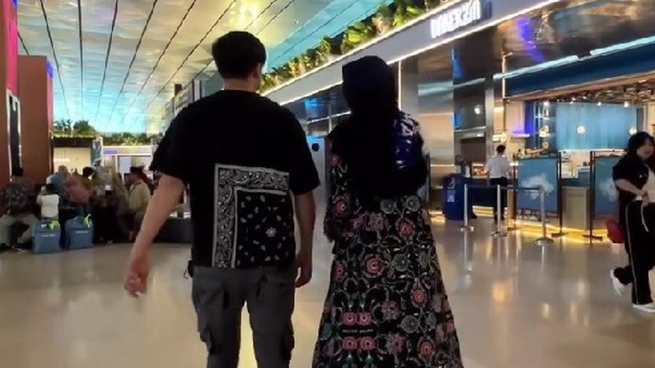Momen Kevin Aprilio Ikut Antarkan Widy Vierratale dan Rombongan Berangkat Jalani Ibadah Umrah