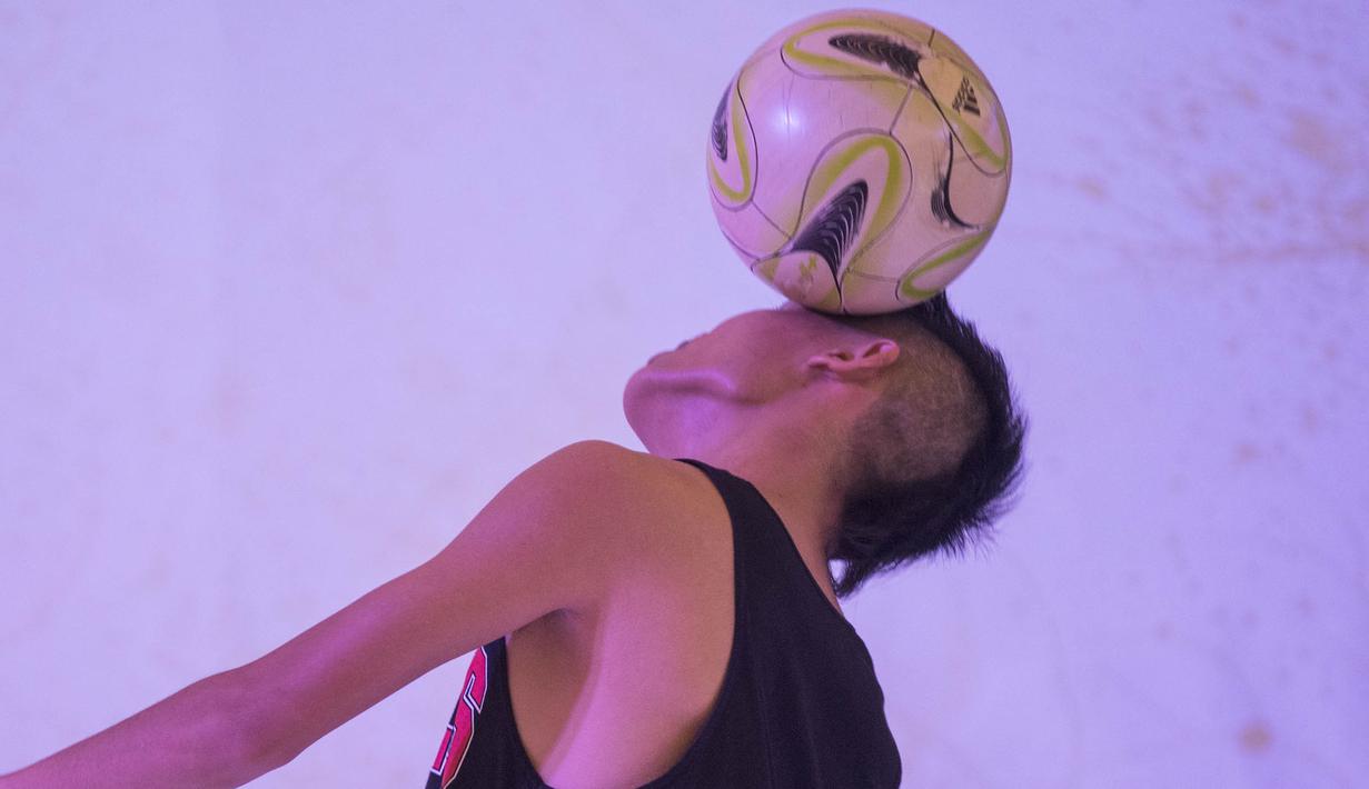 Freestyler, Mathias Andriyadi memainkan bola dengan kepala pada final Indonesia Freestyle Football Championship 2015 di Mall Pluit Village, Jakarta, Sabtu (14/11/2015). (Bola.com/Vitalis Yogi Trisna)