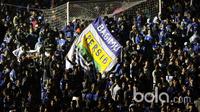 Aksi Bobotoh mengibarkan bendera dengan logo klub Persib Bandung pada Launching Jersey dan tim  di Stadion Siliwangi, Bandung, Minggu (2/4/2017). Jersey baru akan digunakan untuk mengarungi Liga 1 Indonesia. (Bola.com/Nicklas Hanoatubun)