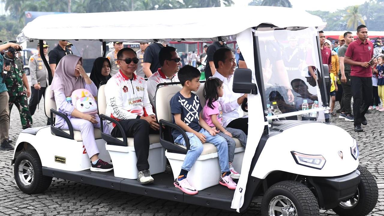 Presiden Jokowi mengajak cucunya ke pameran alutsista dalam rangka HUT TNI di Monas, Minggu (22/9/2024)