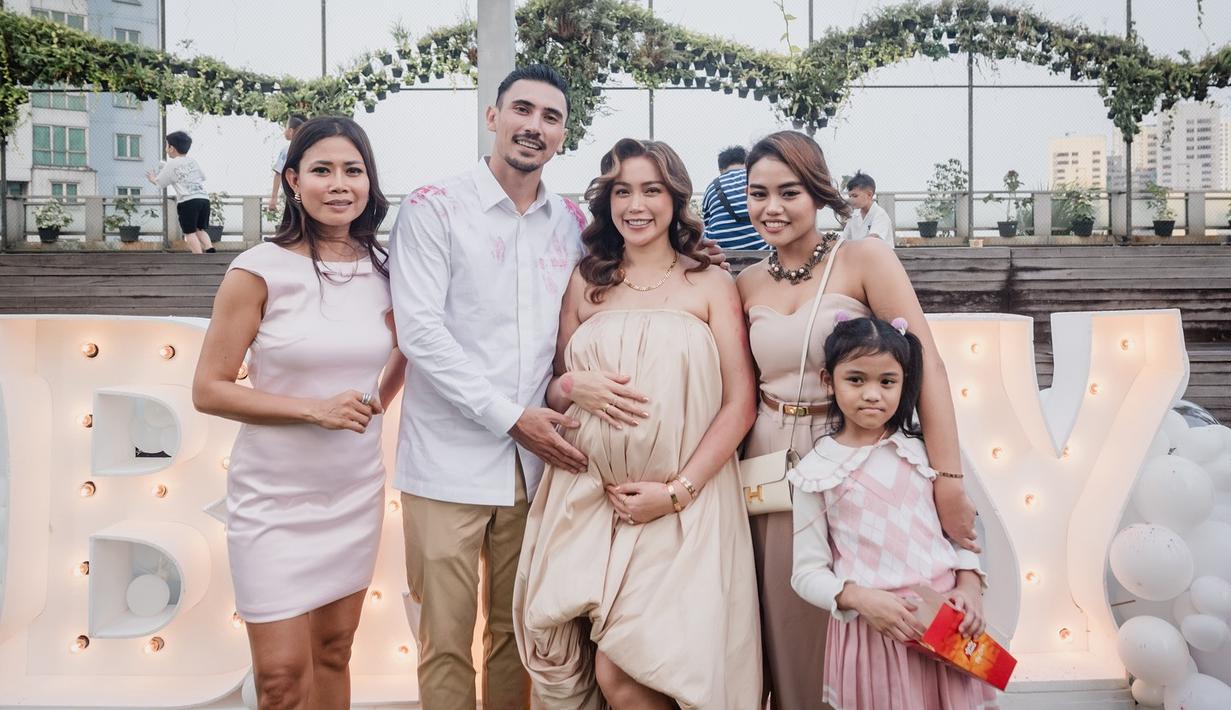 "Rasa syukur luar biasa, terima kasih Tuhan, terima kasih sayang @v.andrianto kita bisa mewujudkan ini bersama. Selalu cinta dan sayang selamanya," tutupnya. (Foto: Instagram/ inijedar)