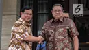 Capres nomor urut 02 Prabowo Subianto (kiri) bersalaman dengan Ketum Partai Demokrat Susilo Bambang Yudhoyono (SBY) jelang pertemuan membahas strategi Pilpres 2019 di kediaman SBY, Mega Kuningan, Jakarta, Jumat (21/12). (Liputan6.com/Faizal Fanani)