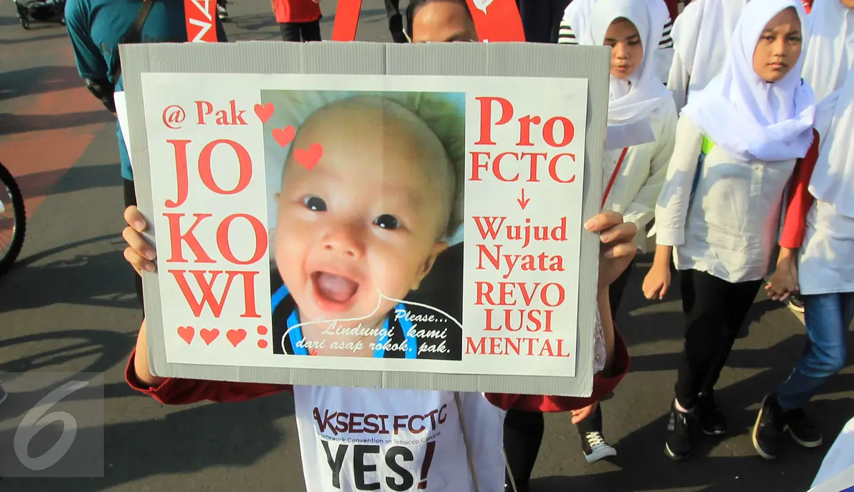 Sebuah poster bergambar wajah anak kecil ketika aksi solidaritas di Bundaran HI Jakarta, Minggu (24/7). Memperingati Hari Anak, massa Lentera Anak Indonesia meminta Presiden Jokowi melindungi anak-anak dari dampak konsumsi rokok (Liputan6.com/Johan Tallo)
