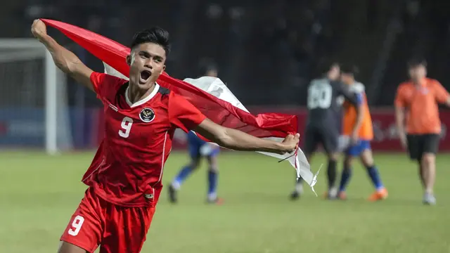 Foto: Mengharukan! Ekspresi Kebahagiaan Pemain dan Ofisial Timnas Indonesia setelah Menyegel Medali Emas SEA Games 2023