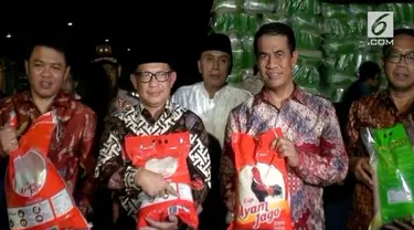 Tim Satuan Tugas (Satgas) Ketahanan Pangan dan Operasi Penurunan Harga Beras Mabes Polri mengerebek sebuah gudang beras di Bekasi.