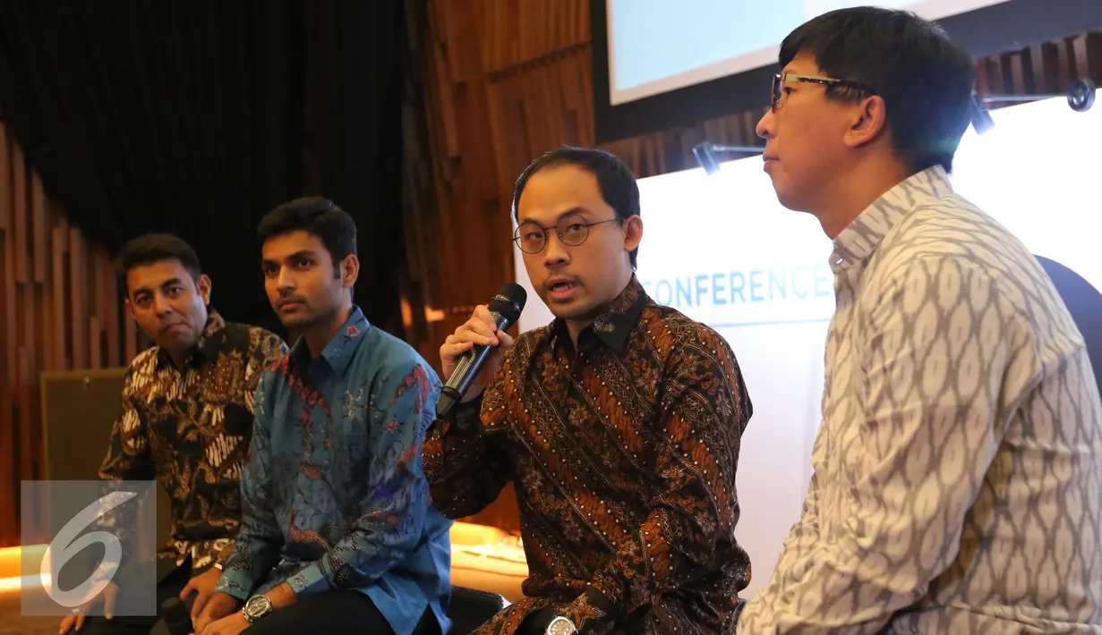 CEO KMK Online, Adi Sariatmadja (kedua kanan) saat peluncuran Oto.com di Jakarta, Rabu (28/9). Adi menyebut kehadiran Oto.com adalah jawaban atas kebutuhan informasi otomotif. (Liputan6.com/Angga Yuniar)