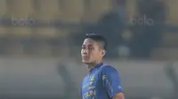 Pemain Persib Bandung, Purwaka Yudhi Pratomo saat melawan PS TNI pada lanjutan Liga 1 2017 di Stadion Si Jalak Harupat, Sabtu (05/8/2017). Persib menang 3-1. (Bola.com/Nicklas Hanoatubun)