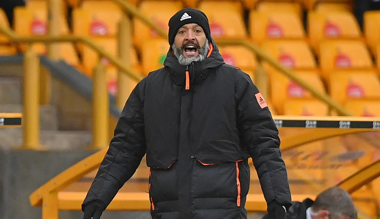 Manajer tim Wolverhampton Wanderers, Nuno Espirito Santo memberi instruksi kepada pemainnya saat menghadapi Leicester City dalam laga lanjutan Liga Inggris 2020/21 pekan ke-23 di Molineux Stadium, Minggu (7/2/2021). Wolverhampton bermain imbang 0-0 dengan Leicester. (AFP/Justin Tallis/Pool)