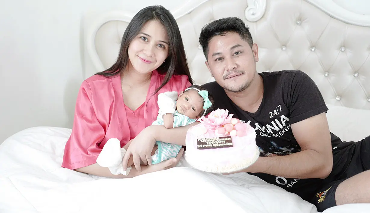Pada 7 Desember 2017 lalu, Ryana genap berusia 28 tahun. hadiah berupa kue ulang tahun pun diberikan Puadin Redi untuk istrinya, namun kehadiran anak perempuannya itu ternyata menjadi kado terindah bagi Ryana. (Instagram/ryana_dea)