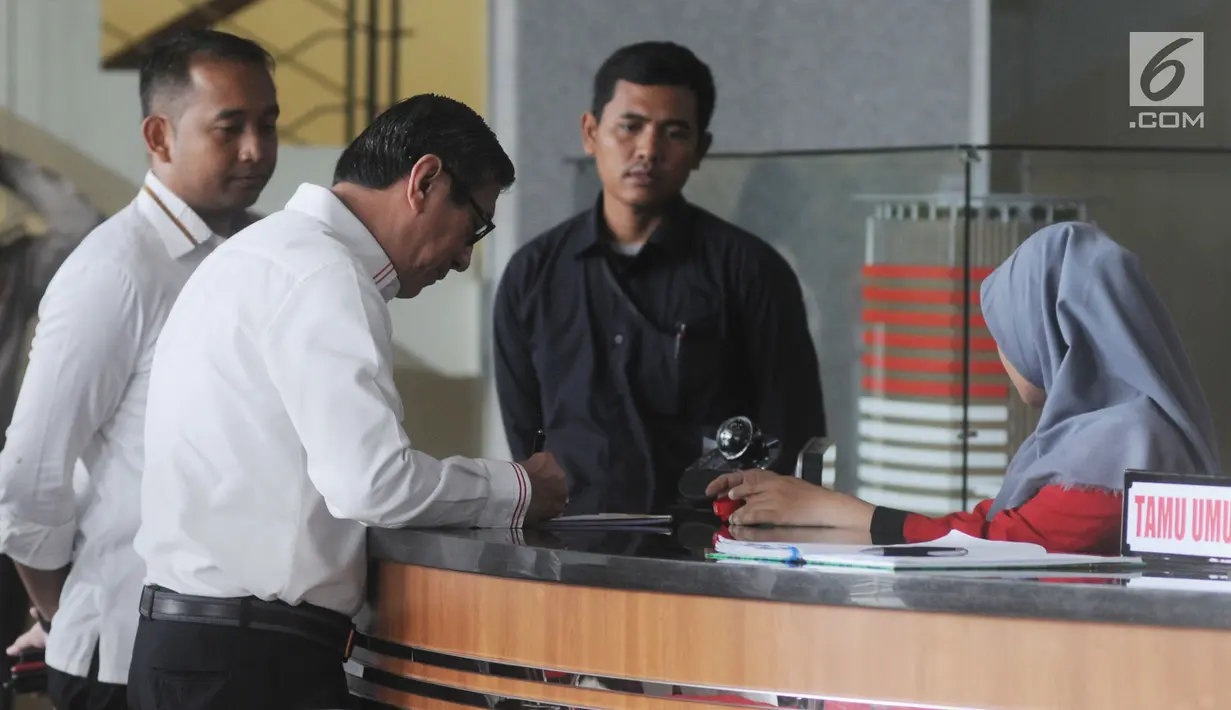 Menkumham Yasonna Hamonangan Laoly mengisi buku tamu di gedung KPK, Jakarta, Senin (2/7).  Yasonna diperiksa sebagai saksi untuk dua tersangka Irvanto Hendra Pambudi Cahyo dan mantan bos PT. Gunung Agung, Made Oka Masagung. (Merdeka.com/Dwi Narwoko)